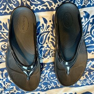 OOFOS Black Sandals with Textured Footbed